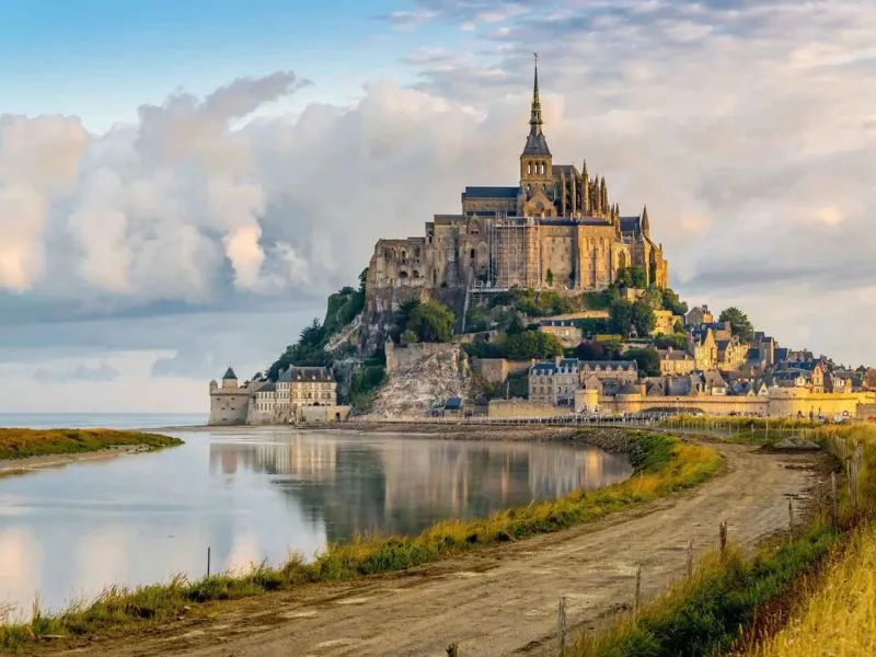 mont saint michel o dau kham pha lau dai co tich giua long nuoc phap